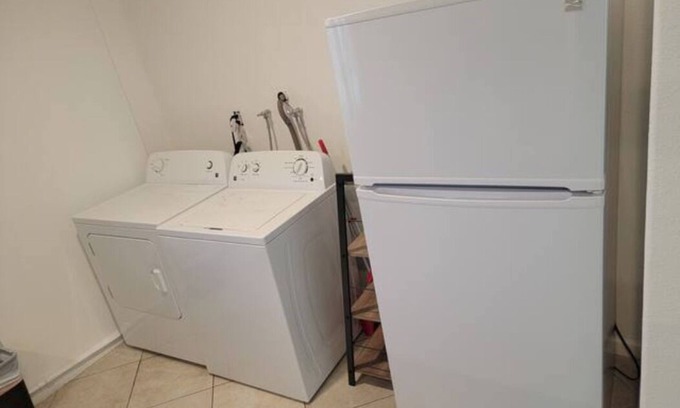 Lancaster Casa | 2 Bdrm inc Full Kitchen/Bath/Laundry/Living Room