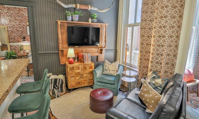 Main - Military Plaza Apartamento | 2 Bdrm Sits on Riverwalk