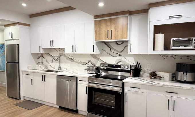 Beaumont Apartamento | 2 Bdrm Suite|TV| Wifi|Newly Built| 20 mins Airport