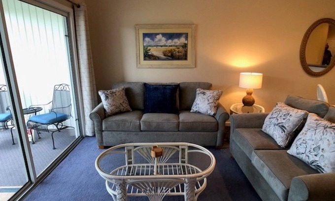 Sea Trail Condominio | 2 BDRM Sunset Beach Condo: Patio proyectado con vista del hoyo 10 de Jones / Byrd.