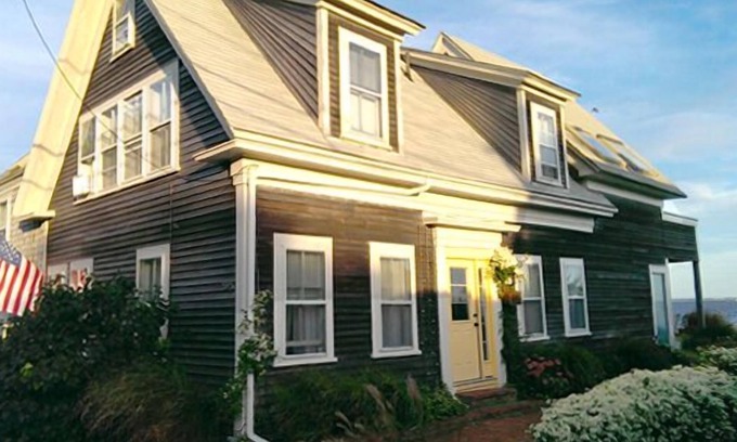 Commercial Street Condominio | 2 hab condominio frente al mar ubicado en el tranquilo East End de Provincetown.