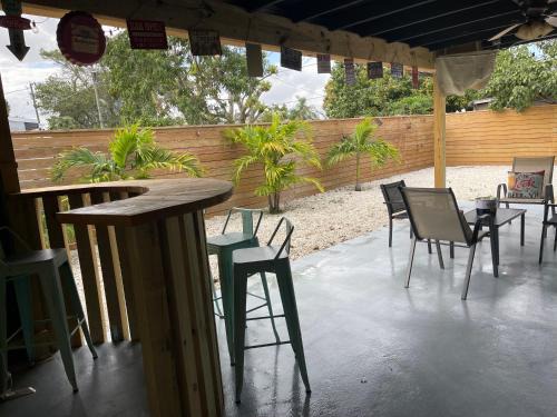 Greenacres Casa | “2-Bed- 1.5 Bath with outdoor bar