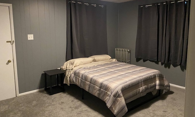 Kingston Apartamento | 2 bed 1 bath remodeled furnished apartment