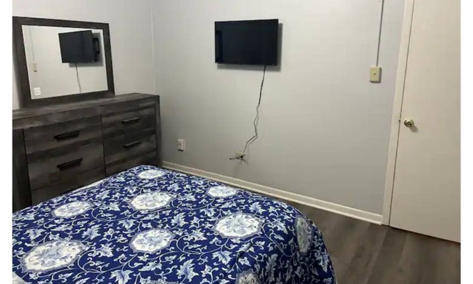 Posen Apartamento | 2 Bed 1 Bath Rental balcony Close to Ingalls Hospital