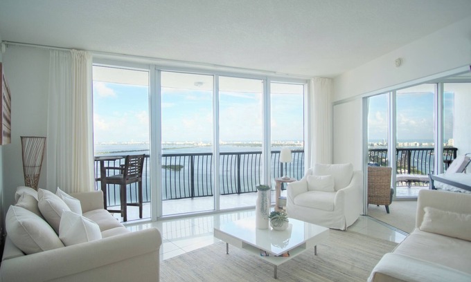 Edgewater Condominio | 2 bed / 2 bath Bay View Condo with Wrap Around Balcony