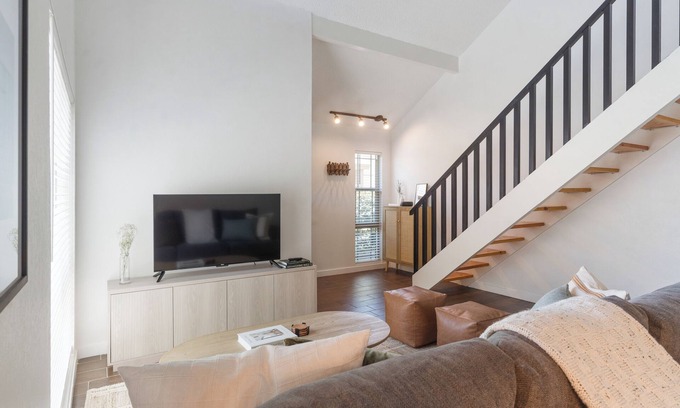 Bakersfield Condominio | 2 bed 2 bath condo with washer & dryer, parking garage, and office space