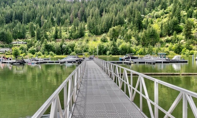 Sicamous Condominio | 2 Bed 2 Bath Condo with boat slip & seasonal pool + hot tub