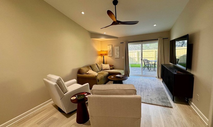 Charleston Casa | 2 bed/ 2 bath! Fenced in yard-close to the beach and dwntn CHS!