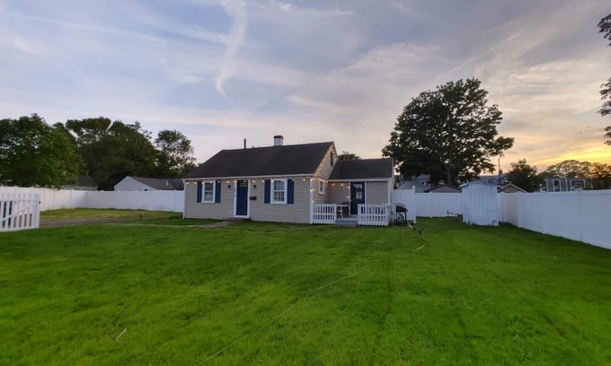 Hyannis Casa | 2 bed 2 bath house in Hyannis walk to beach, Harbor, Main st, pet friendly fence