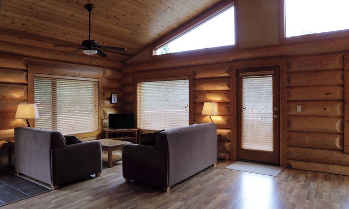 Clearwater Cabina | 2 Bed, 2 Bath Log Cabin in Wilderness Resort Near Wells Gray Provincial Park