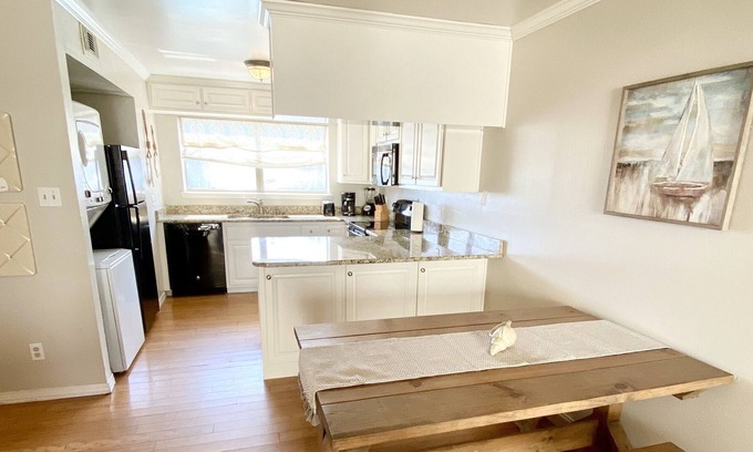 Orange Beach East Apartamento | 2 bed 2 bath minutes to FloraBama!