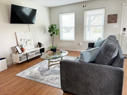 Spring Casa | 2 bed 2 bath Modern Farmhouse in Old Town Spring