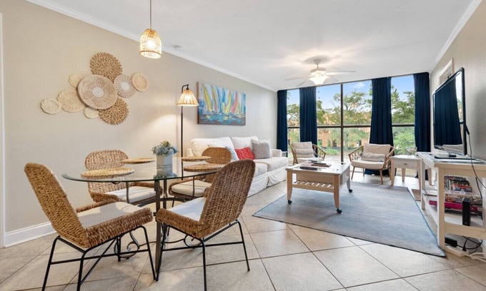 Biloxi Condominio | 2 bed/2 bath, Pool, Just Steps to Biloxi Beach
