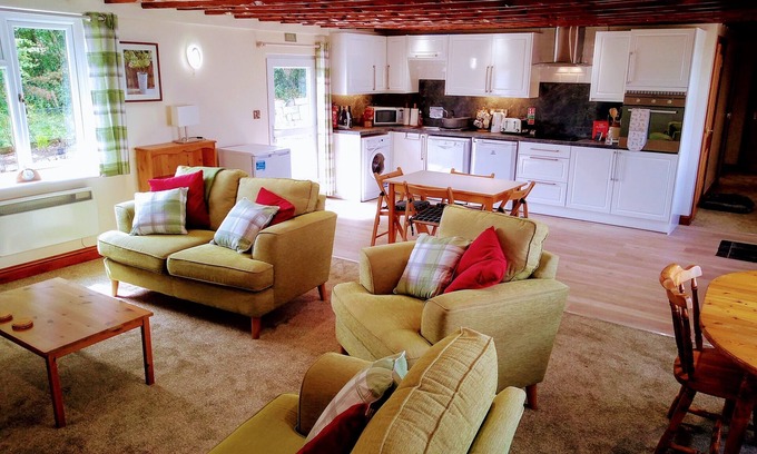 Torrington Cabaña | 2 bed 2 bath property In North Devon, 9 Acres Pet Friendly, near to beach