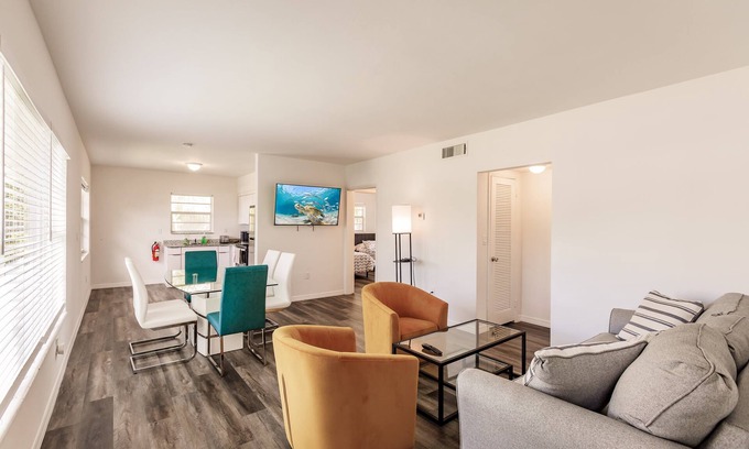 Sunny Isles Beach Casa | 2 bed 2 bath Beach 1 min walk keyless entry DOG ok Free Parking