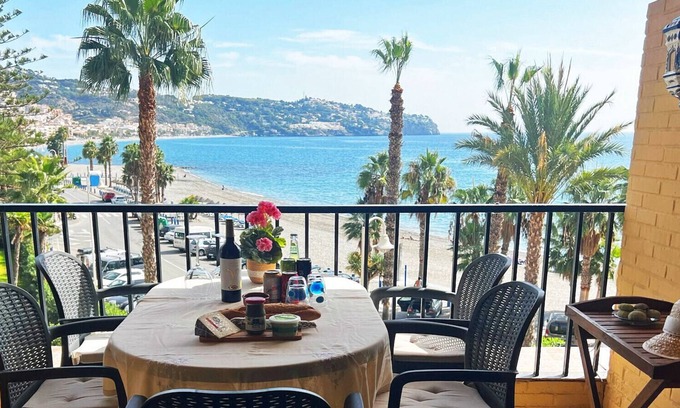 Almunecar Apartamento | Apartamento con 2 dormitios a lado de la playa con piscina comunitaria