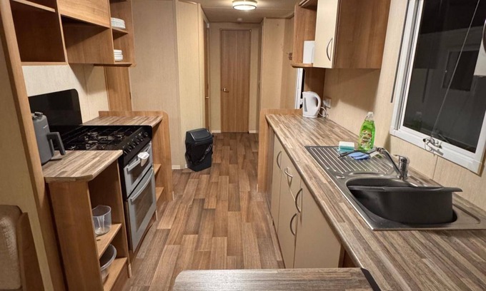 Towyn Chalet De Esquí | 2 Bed Caravan - Sleeps 6 - Pet Friendly, Parking