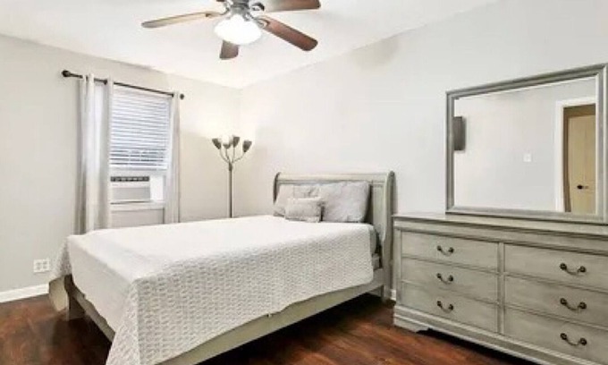 French Quarter Condominio | 2 bed condo - 1 block to Quarter. Very walkable.