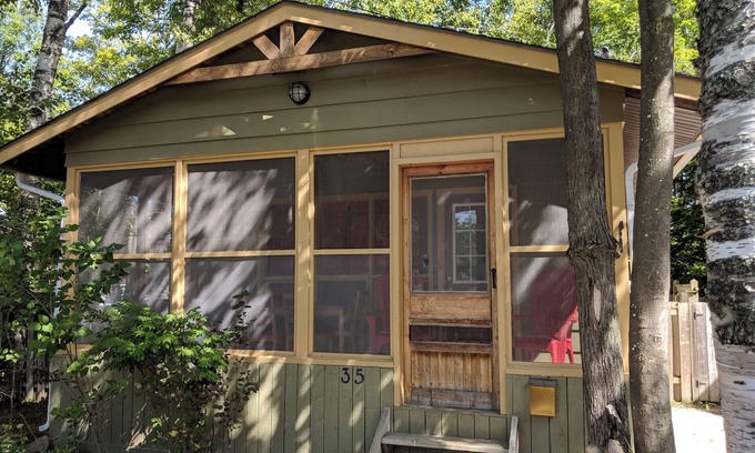 Wasaga Beach Cabaña | 2 Bed cottage in Wasaga Beach, steps from beach, minutes to Blue Mountain