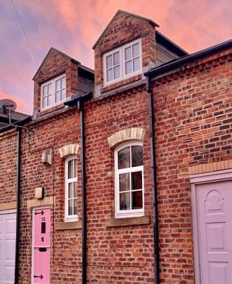 Tynemouth Casa | 2 Bed Cottage - Sleeps 4 - Wifi - Parking