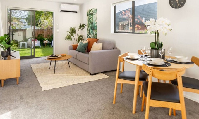 Riccarton Casa | 2 bed Escape Heart of Riccarton with carpark