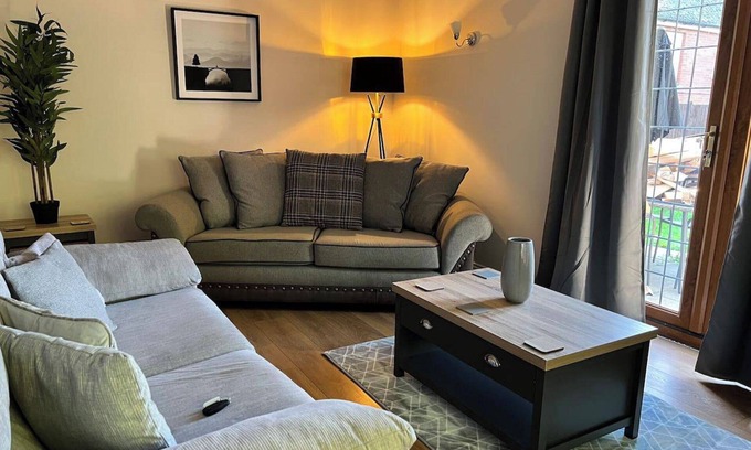 Lincoln Casa | 2-Bed House - Sleeps 6 - Garden, Parking, Wifi