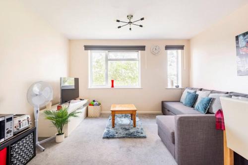 Bletchley Casa | 2 Bed House - Sleeps 8 - Wifi - Parking