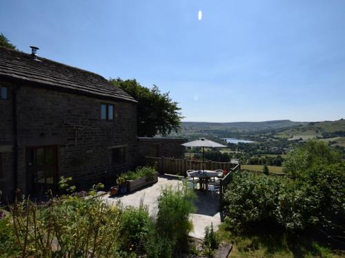 Combs Casa | 2 Bed in Whaley Bridge PK741