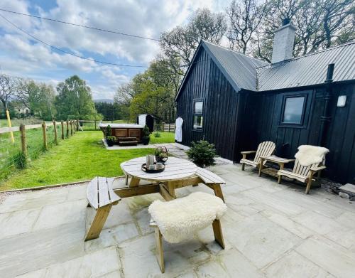 Stirling Casa | 2 bed lodge with private hot tub in Aviemore