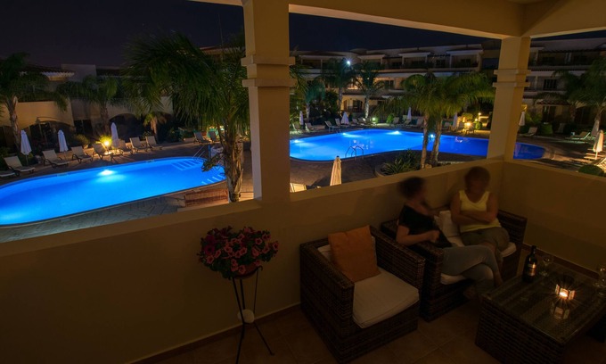 Mandria Apartamento | Apartamento de lujo de 2 dormitorios con vistas a los exuberantes jardines y piscinas. Con spa y gimnasio para huéspedes