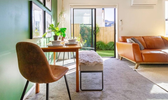 Christchurch City Centre Casa | 2-Bed Oasis with a King Bed and Green Accents
