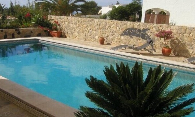 Salema Cabaña | Un hallazgo raro en Salema: propiedad de 2 camas con piscina privada y magníficas vistas