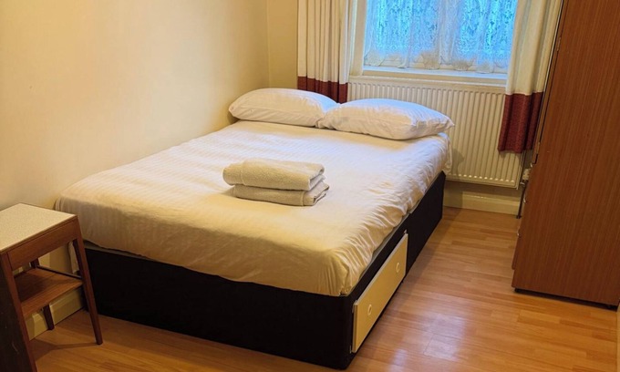 London Borough of Hounslow Apartamento | 2 bed-Sleeps 4-Private Patio-Pets-Near Heathrow