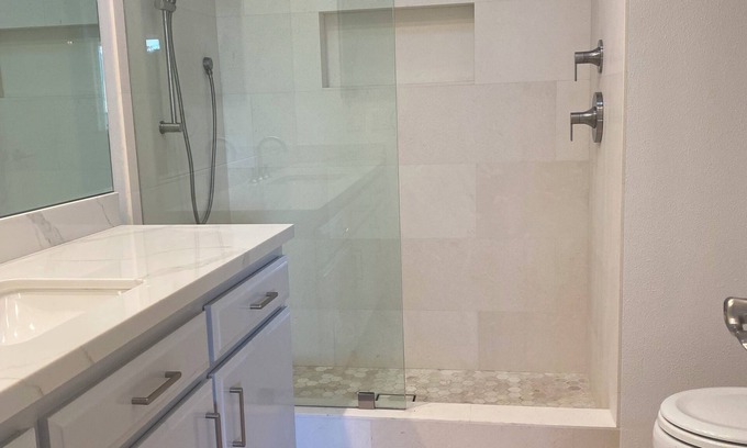 East Beach Condominio | 2 bed spacious condo steps from beach + pool!