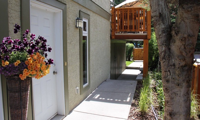 Banff Apartamento | 2 Bedroom 1.5 Bathroom Private Suite Banff AB - Wolf Den Bed & Breakfast Suite A
