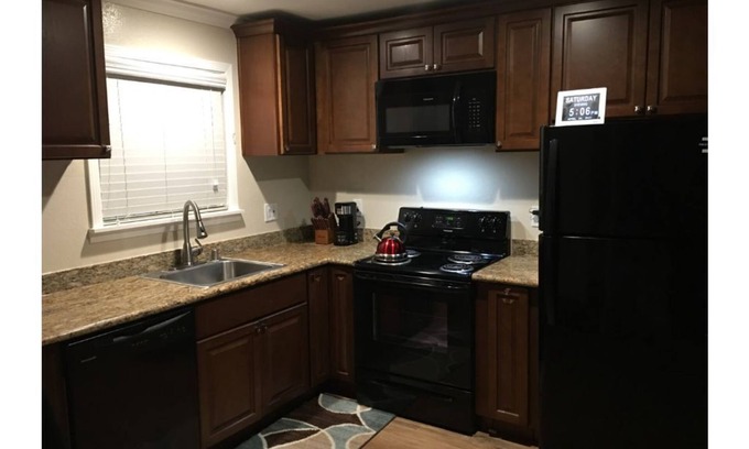 Sonoma Apartamento | 2 bedroom 1 bath Apartment - High Speed Wi-fi with Parking