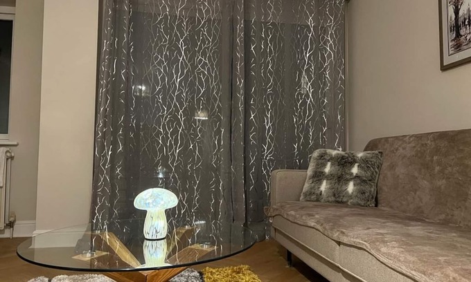 Harrow Road Apartamento | 2 bedroom, 1 bath flat in Westbourne Park near Notting Hill, London. Sleeps 5.