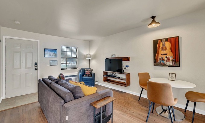 West End Apartamento | 2 Bedroom 1 Bath Near Downtown!