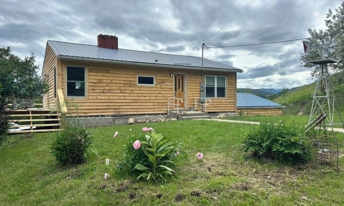 Sturgis Cabina | 2-bedroom, 1 bathroom log cabin Top floor offers the perfect retreat close to downtown Sturgis. With breathtaking views and a peaceful wooded setting, this cozy home-away-from-home. Comfortably accommodating up to 4 guests.