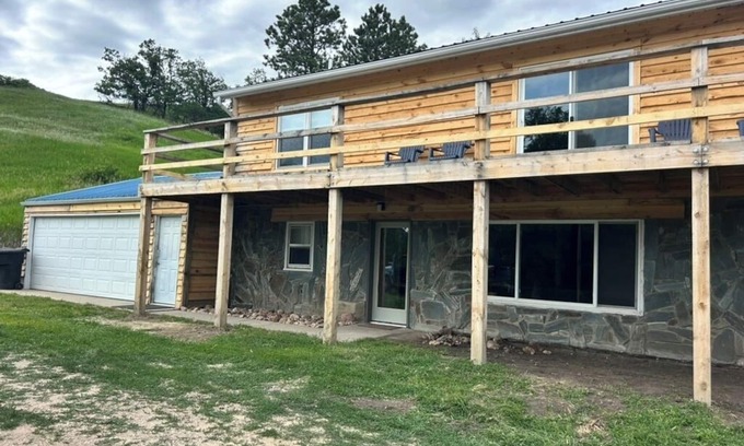 Sturgis Cabina | 2-bedroom, 1 bathroom log cabin Bottom floor offers the perfect retreat close to downtown Sturgis. With breathtaking views and a peaceful wooded setting, this cozy home-away-from-home. Comfortably accommodating up to 6 guests.