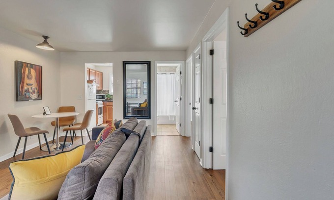West End Apartamento | 2 Bedroom 1 Bathroom - 1 Mile From Broadway!