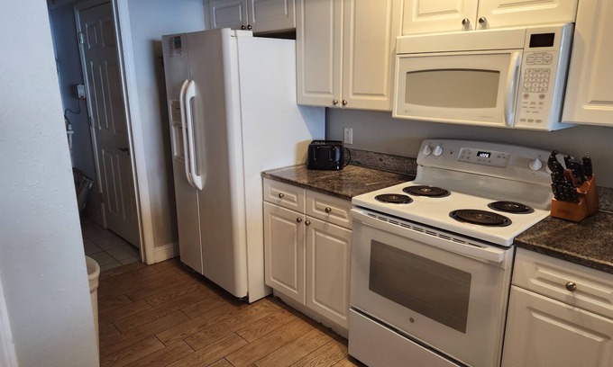 Panama City Beach Complejo | 2 bedroom 2 bathroom Condo Emerald beach 2430 Free" 2 Beach chairs & 1 umbrella!