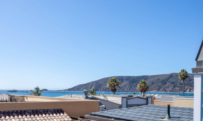 Avila Beach Casa | 2 dormitorios / 2 baños Boutique Townhouse ofrece famoso Pier Ávila Vistas desde la azotea Cocina de Verano Patio