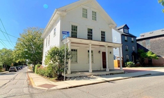 Yachting Village Apartamento | 2 Bedroom/2 Bath In the Heart of Newport- Deck + Back Yard + Off-Street Parking!