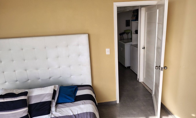 Costa de Oro Apartamento | Condo Frente al Mar de 2 Recámaras y 2 Baños con Balcón, Estacionamiento Seguro