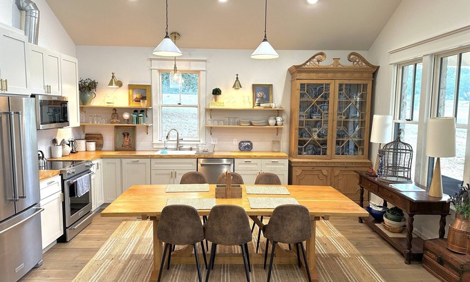 Johnson City Casa | 2 bedroom/2 bath stone farmhouse overlooking hill country creek on 50 acres