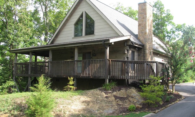 Sevierville Cabina | 2 Bedroom/2 Bath, Swimming Pool, Hot Tub, WiFi, Loft with Game Room