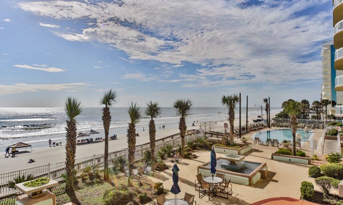 Daytona Beach Condominio | 2 Bedroom 2 Bath Luxury condo on the beach with Oversized Patio & Outdoor Grill.