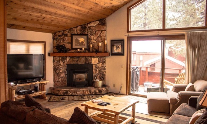 Mammoth Lakes Condominio | 2 habitaciones, 2 baños, unidad final, condominio que admite mascotas en el