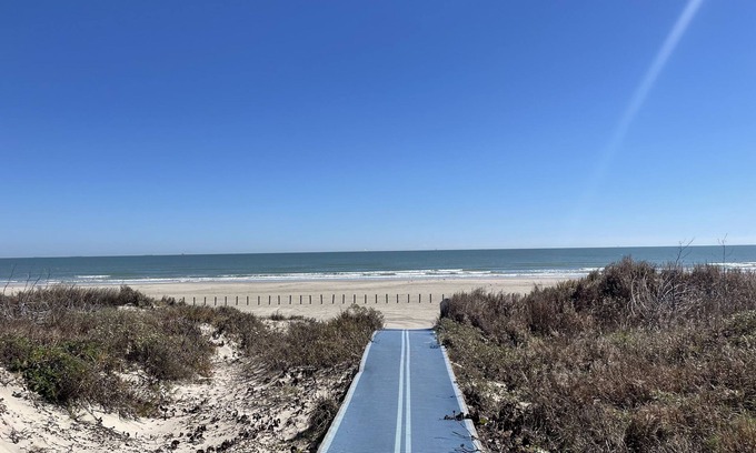 Port Aransas Condominio | 2 bedroom 2 bathroom condo at Sea Isle Village with beach access and gulf view.